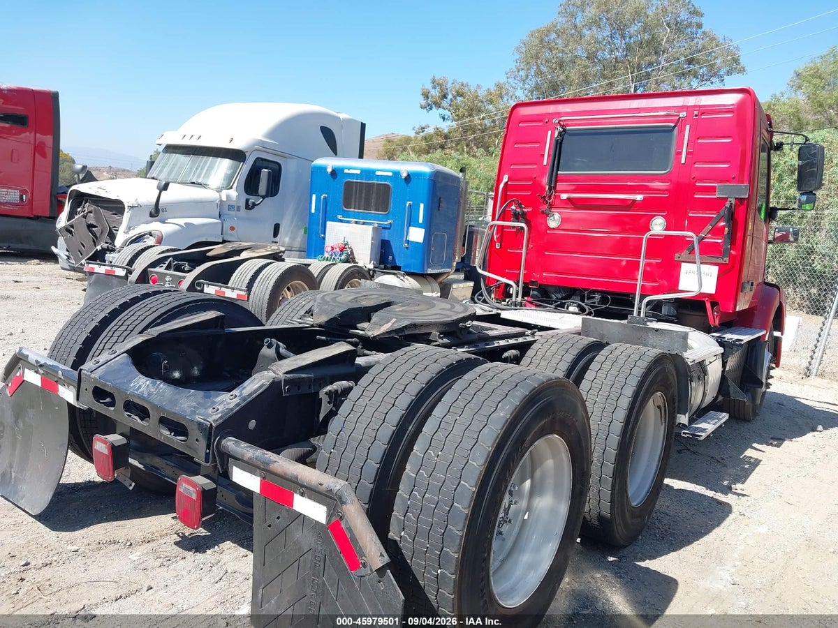 2016 VOLVO VN — photo 4