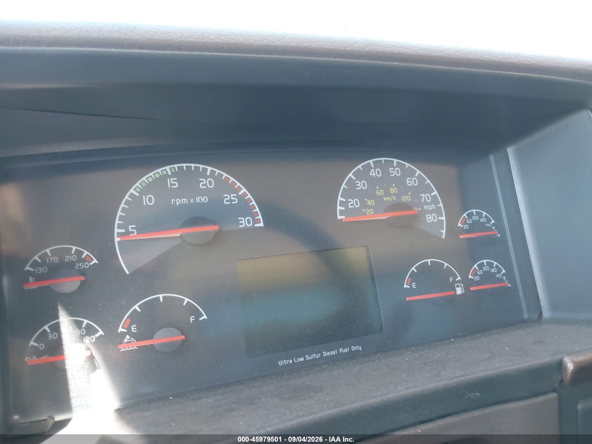 2016 VOLVO VN — photo 5
