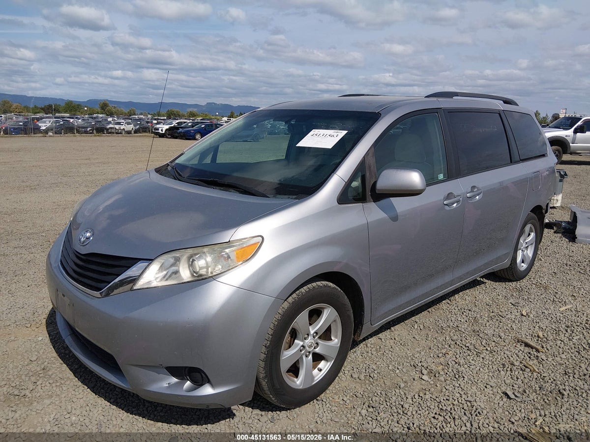 2011 TOYOTA SIENNA LE V6 — снимка 2