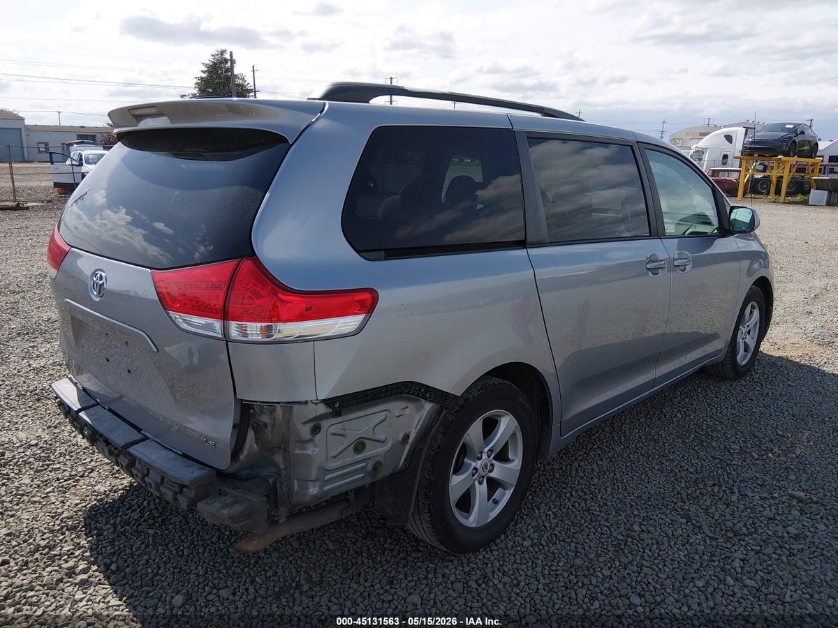 2011 TOYOTA SIENNA LE V6 — снимка 4