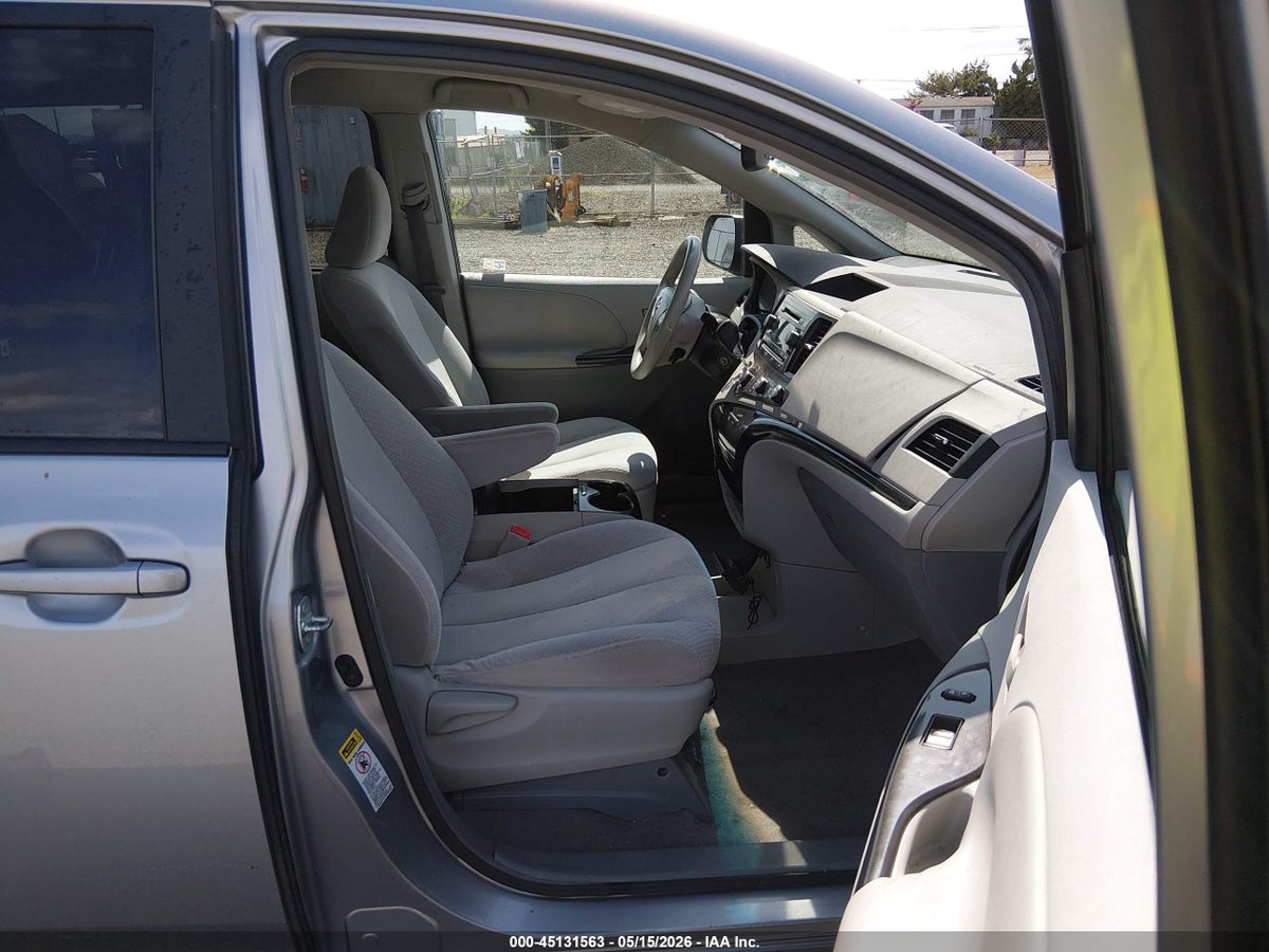 2011 TOYOTA SIENNA LE V6 — снимка 5