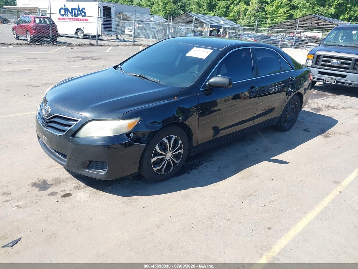 2011 TOYOTA CAMRY LE — снимка 2
