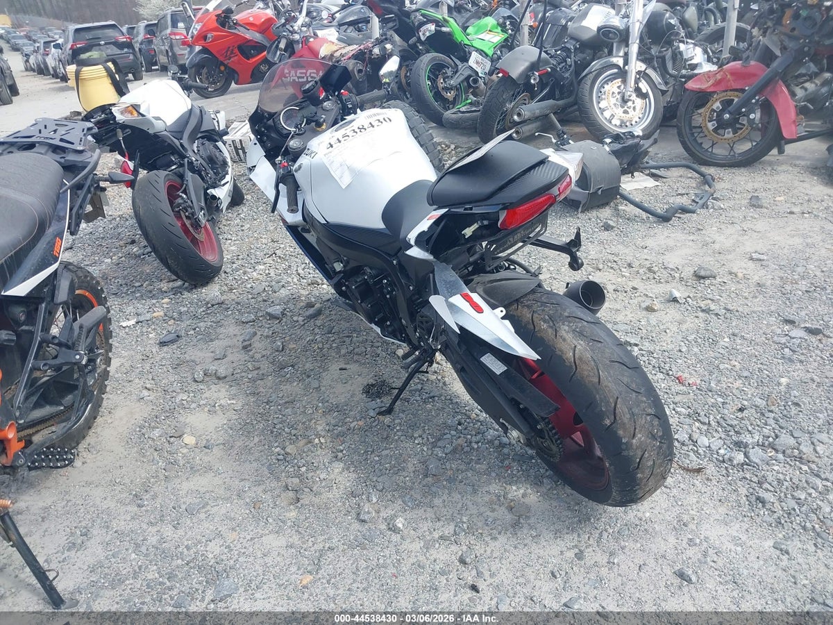 2025 SUZUKI GSX-R600 — снимка 3