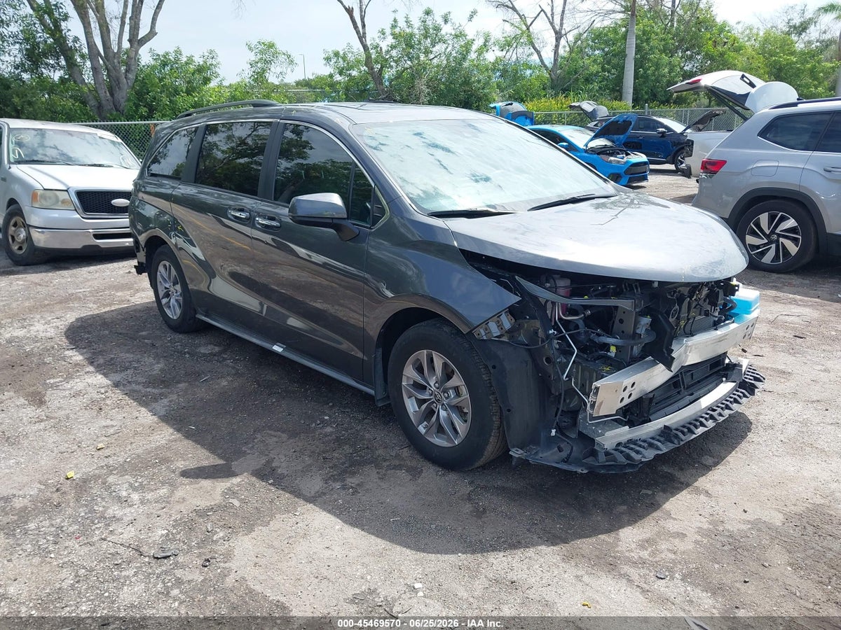 2025 TOYOTA SIENNA XLE