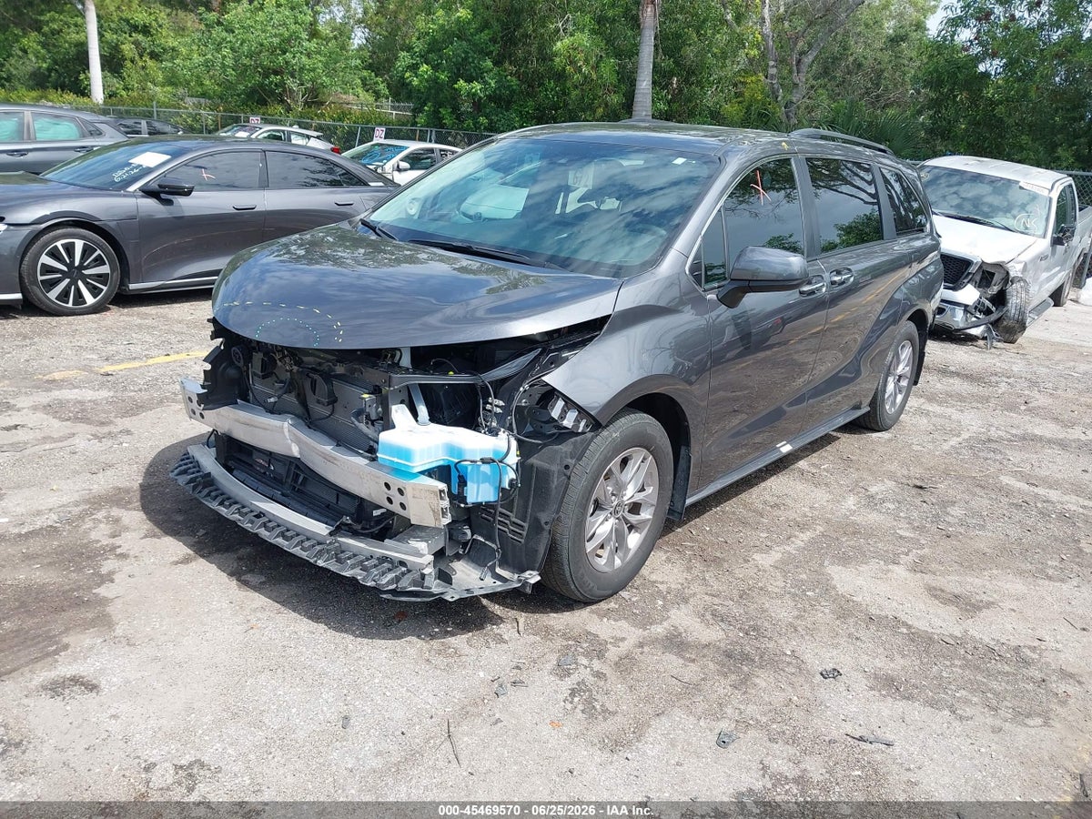 2025 TOYOTA SIENNA XLE — снимка 2