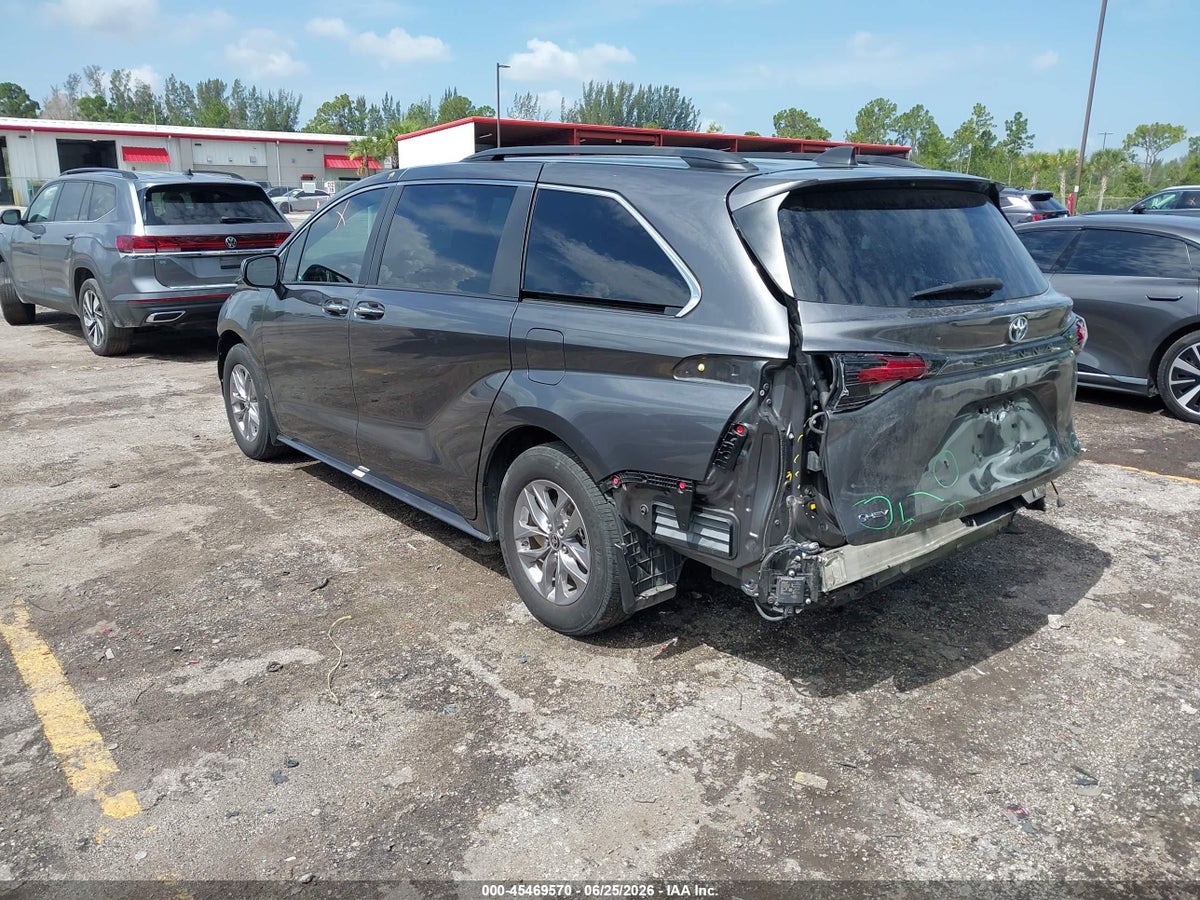 2025 TOYOTA SIENNA XLE — снимка 3