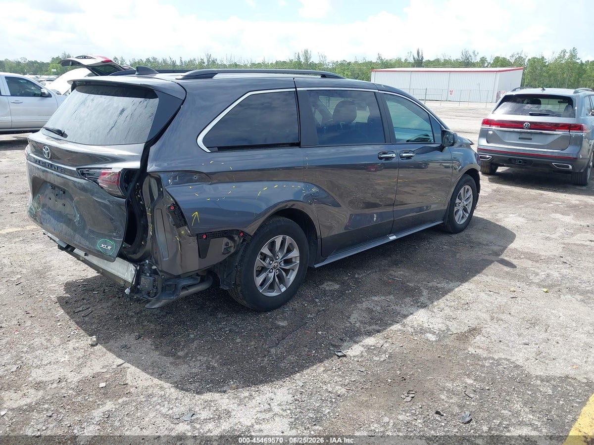 2025 TOYOTA SIENNA XLE — снимка 4