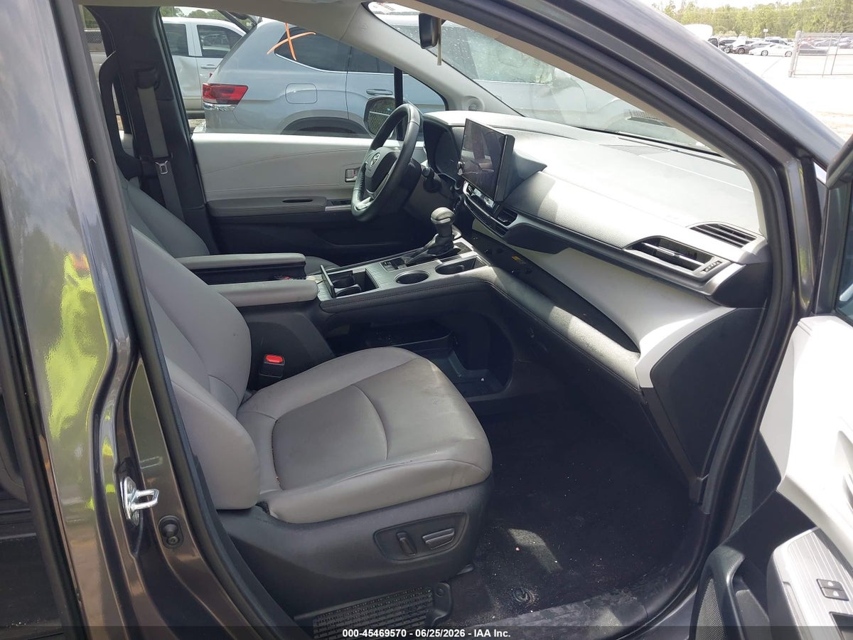 2025 TOYOTA SIENNA XLE — снимка 5