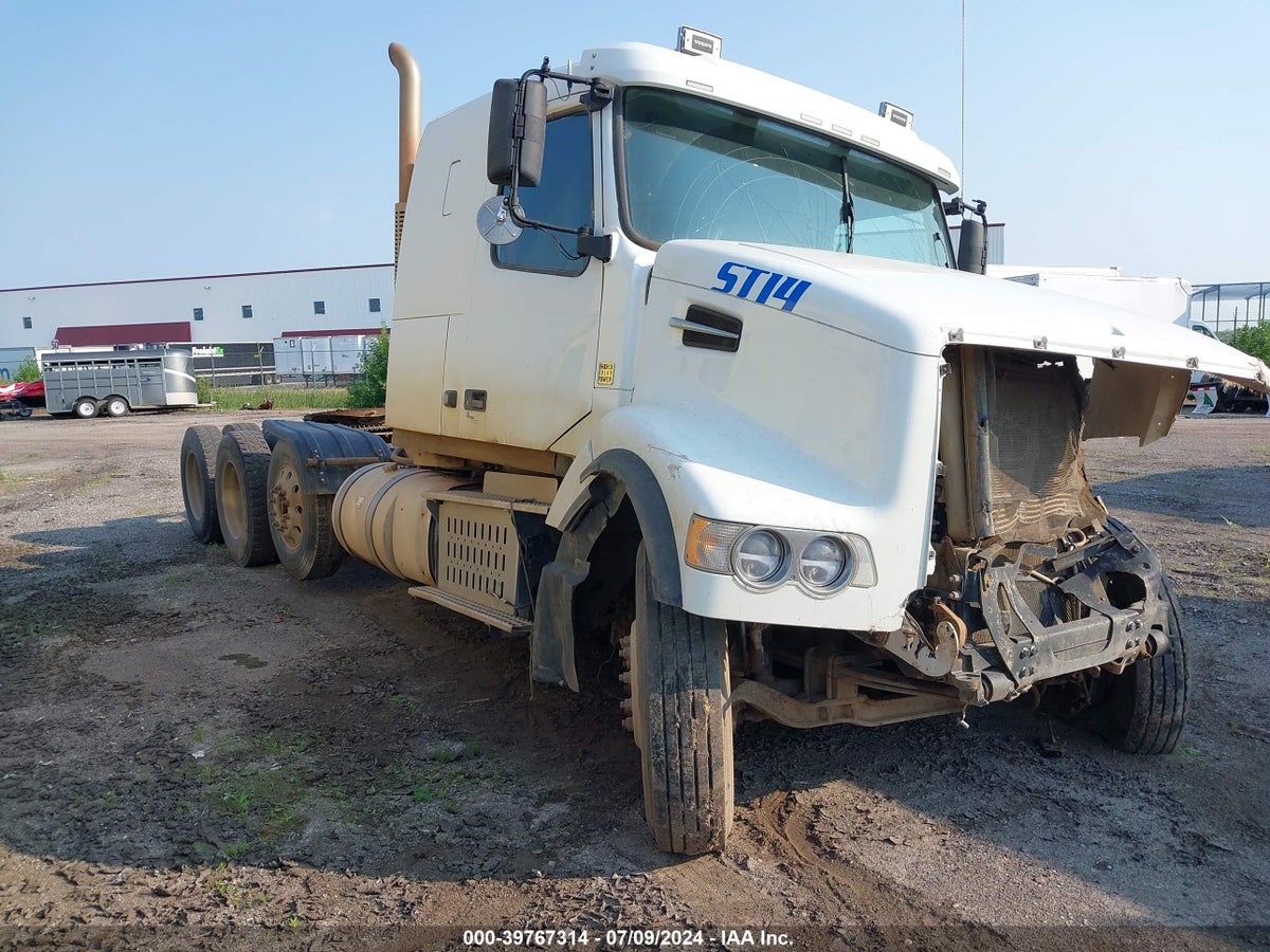 2015 VOLVO VHD