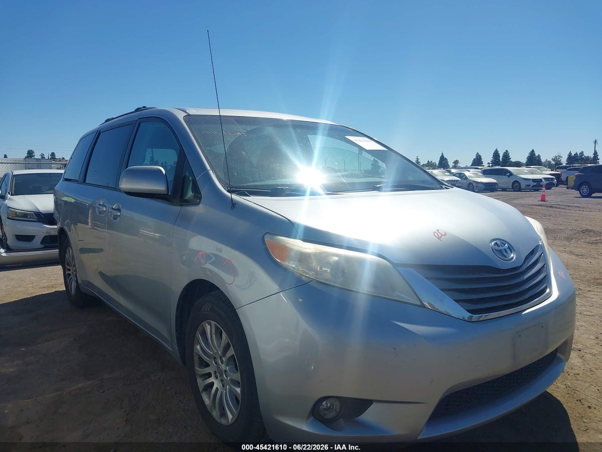 2014 TOYOTA SIENNA XLE V6 8 PASSENGER