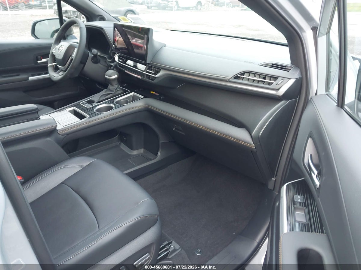 2026 TOYOTA SIENNA WOODLAND EDITION — снимка 5