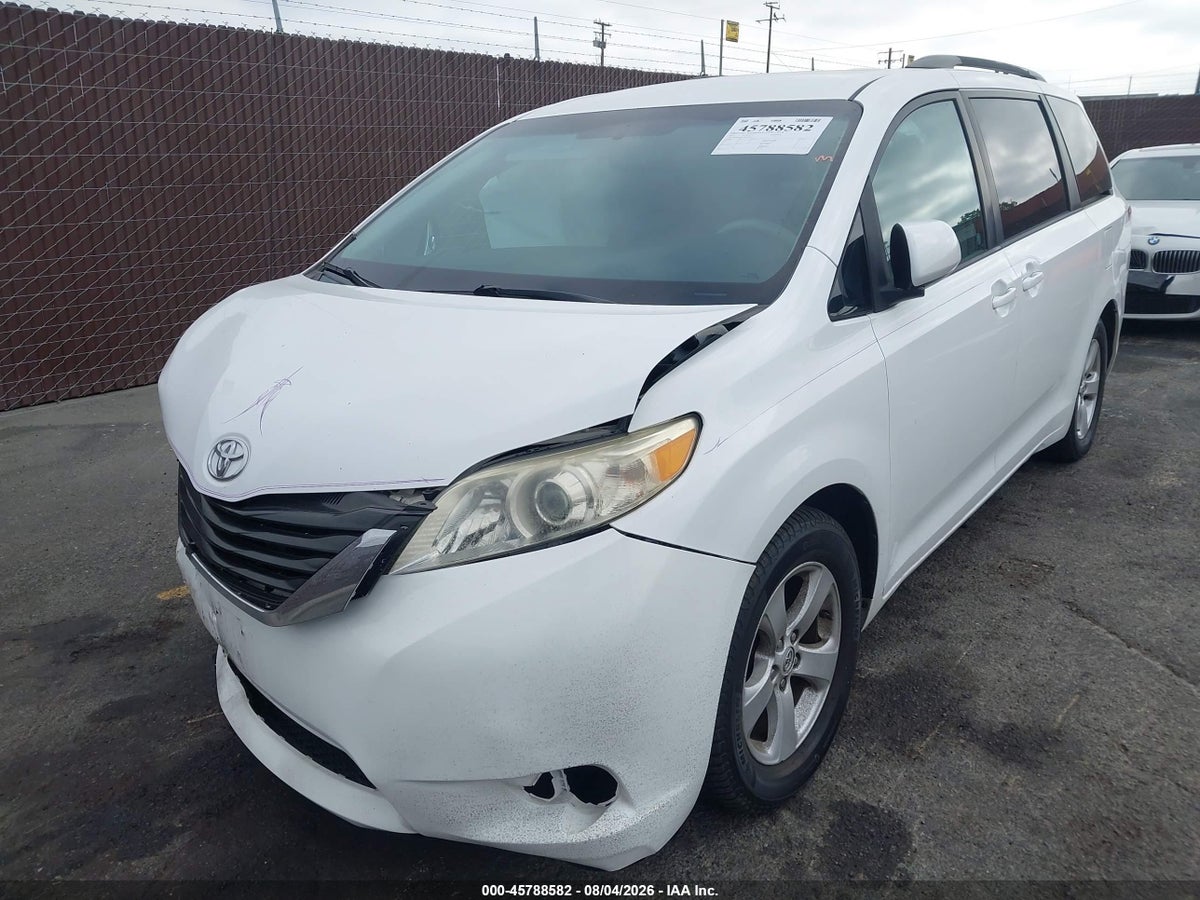 2013 TOYOTA SIENNA LE V6 8 PASSENGER — снимка 2