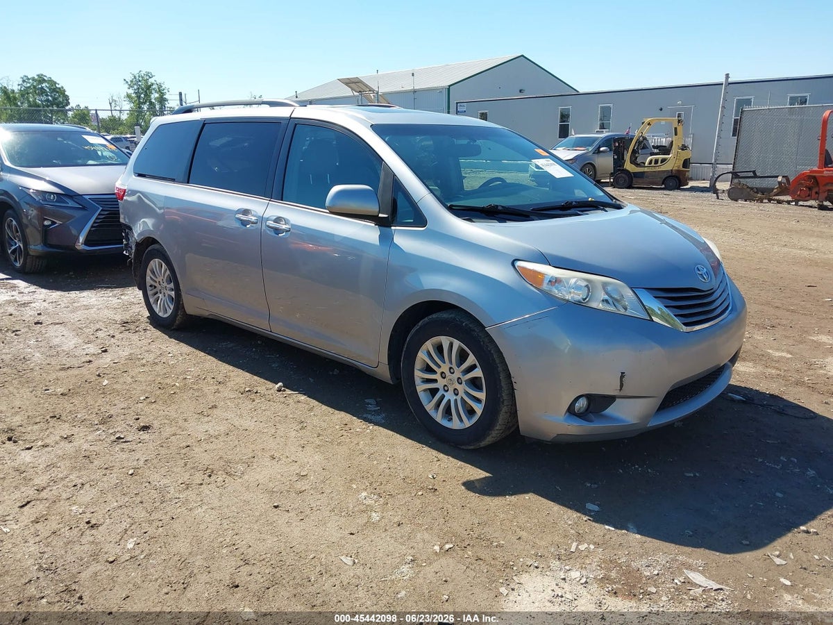2015 TOYOTA SIENNA XLE PREMIUM 8 PASSENGER