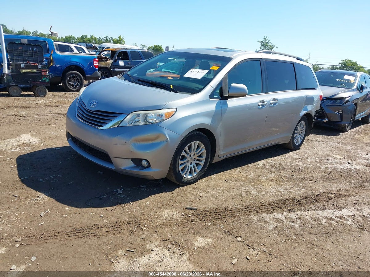 2015 TOYOTA SIENNA XLE PREMIUM 8 PASSENGER — снимка 2