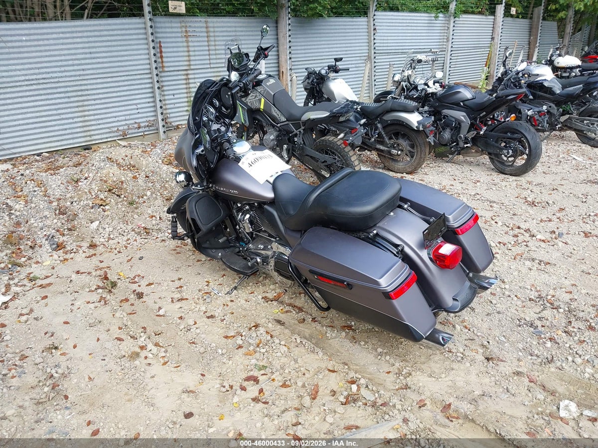 2017 HARLEY-DAVIDSON FLHTK ULTRA LIMITED — photo 3