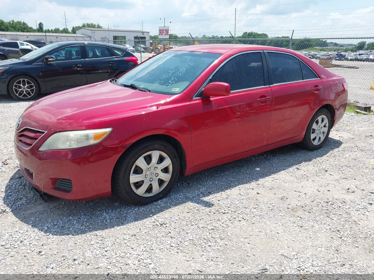 2010 TOYOTA CAMRY LE — снимка 2