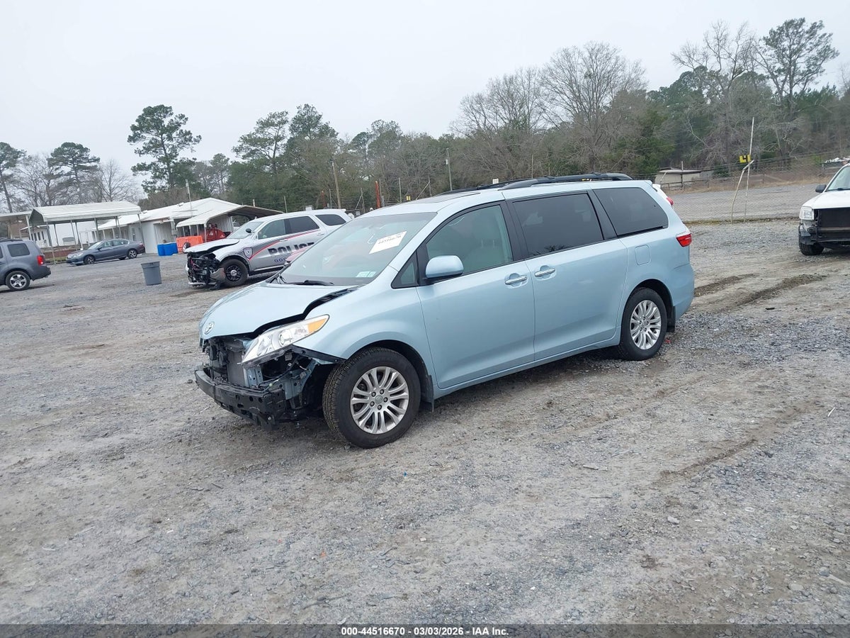 2017 TOYOTA SIENNA XLE 8 PASSENGER — снимка 2