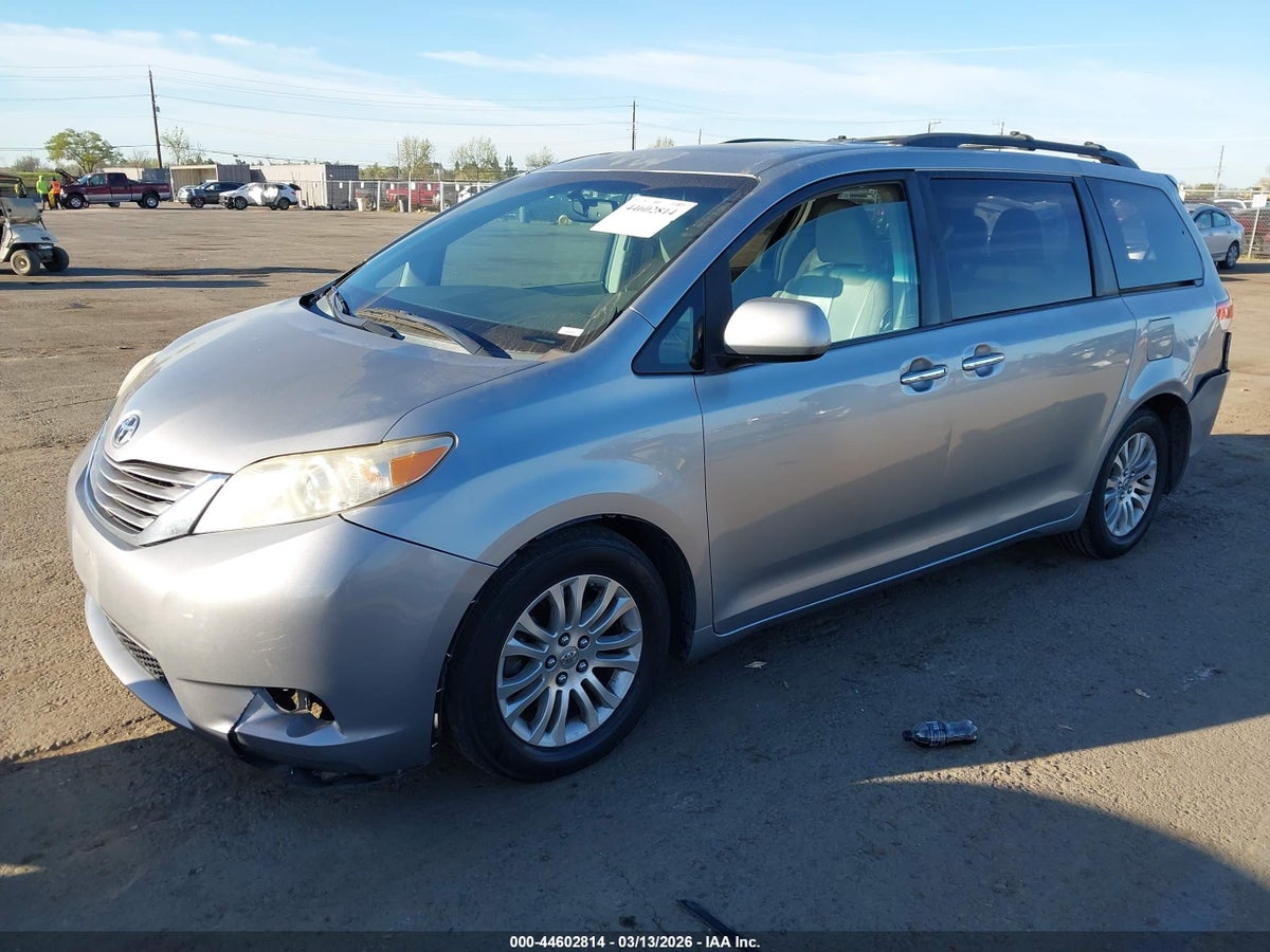 2011 TOYOTA SIENNA XLE V6 — снимка 2