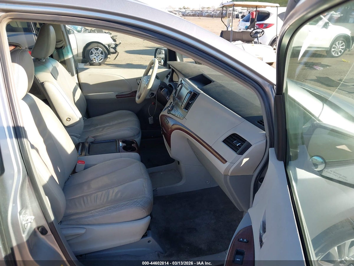 2011 TOYOTA SIENNA XLE V6 — снимка 5
