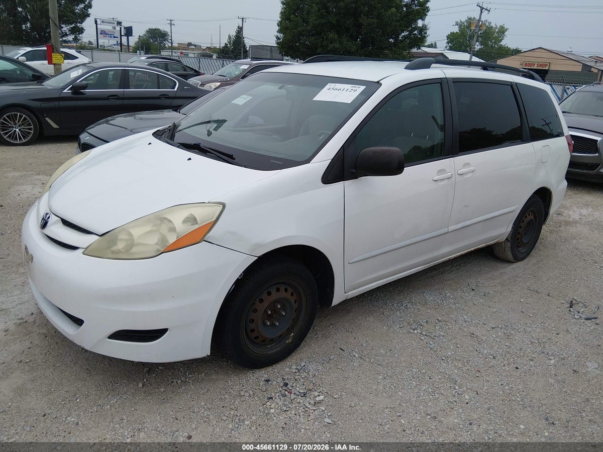 2010 TOYOTA SIENNA LE — снимка 2