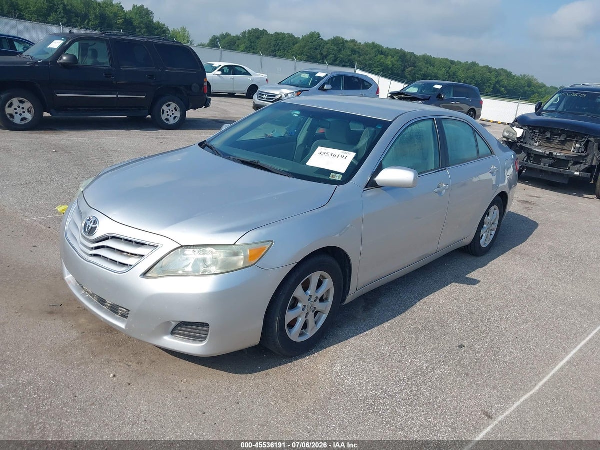 2011 TOYOTA CAMRY LE — снимка 2