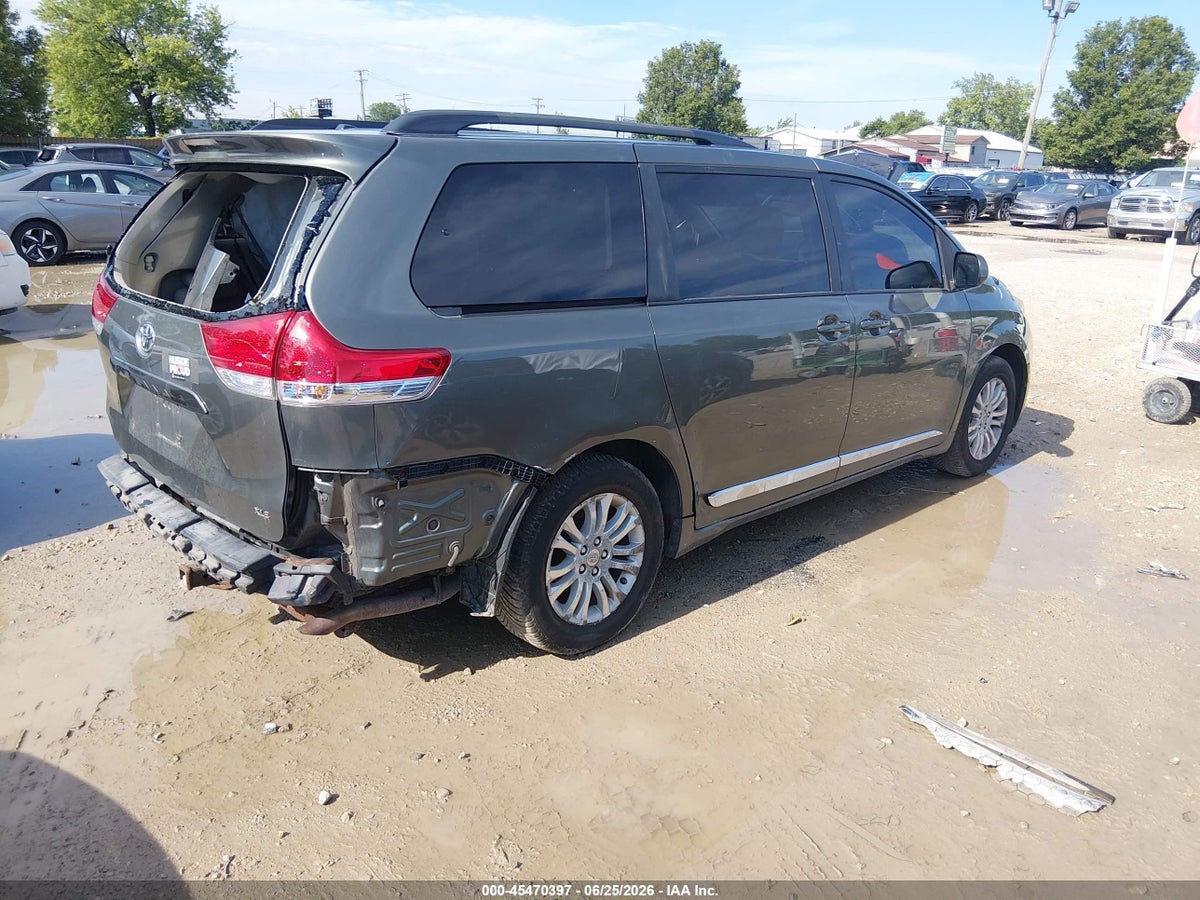 2011 TOYOTA SIENNA XLE V6 — снимка 4