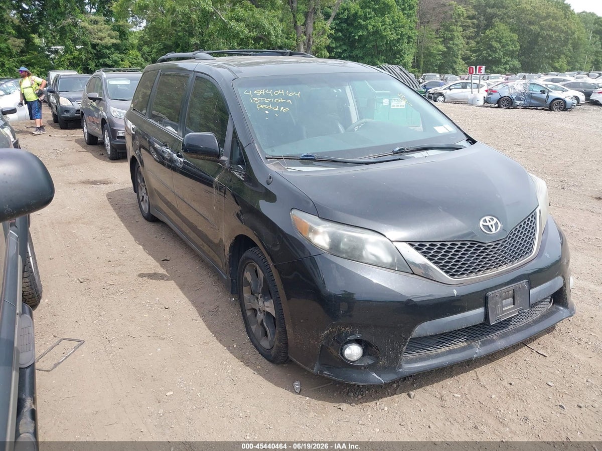 2013 TOYOTA SIENNA SE 8 PASSENGER