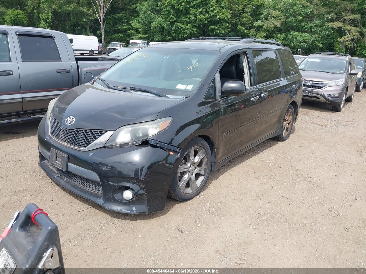 2013 TOYOTA SIENNA SE 8 PASSENGER — снимка 2
