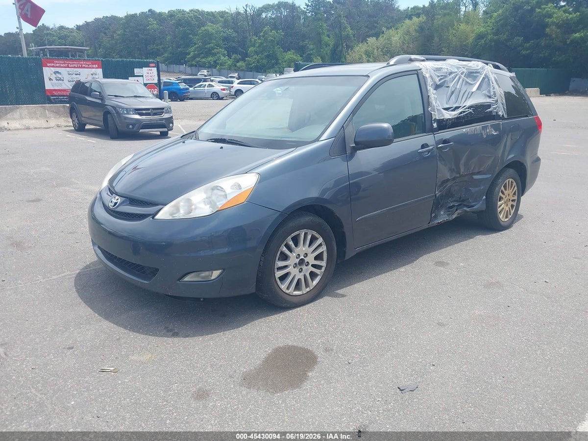 2010 TOYOTA SIENNA XLE — снимка 2