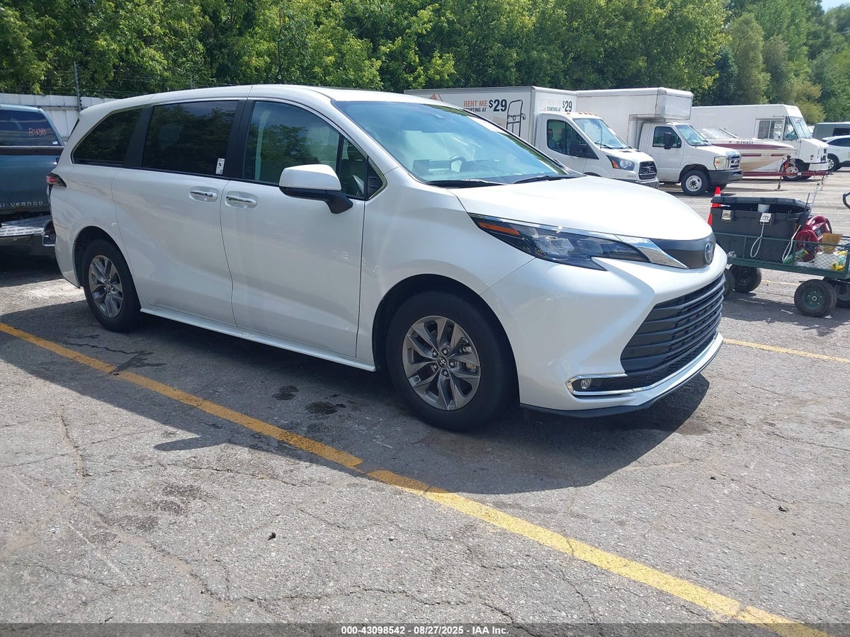 2024 TOYOTA SIENNA XLE