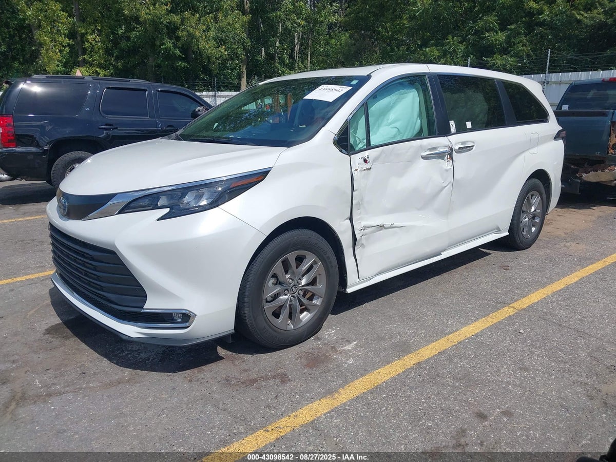 2024 TOYOTA SIENNA XLE — снимка 2