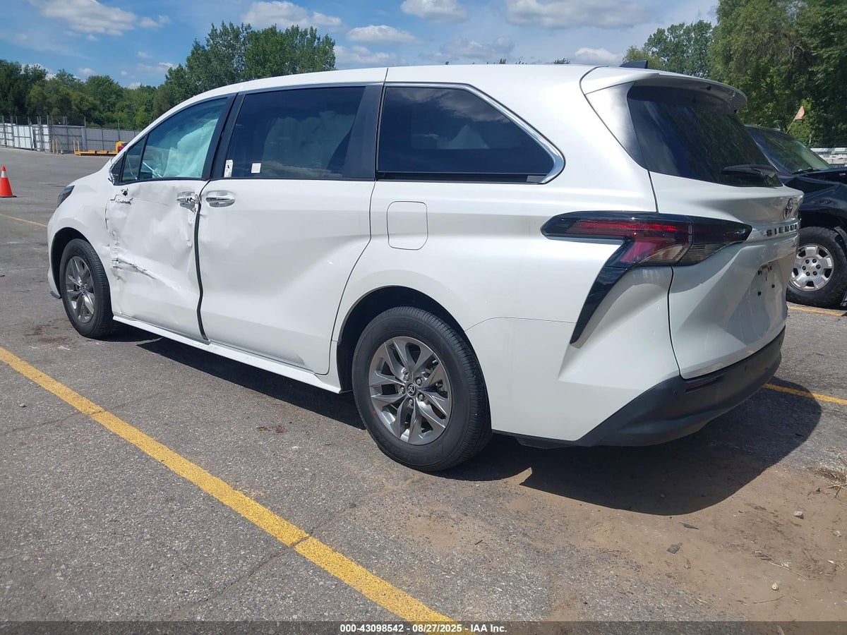 2024 TOYOTA SIENNA XLE — снимка 3