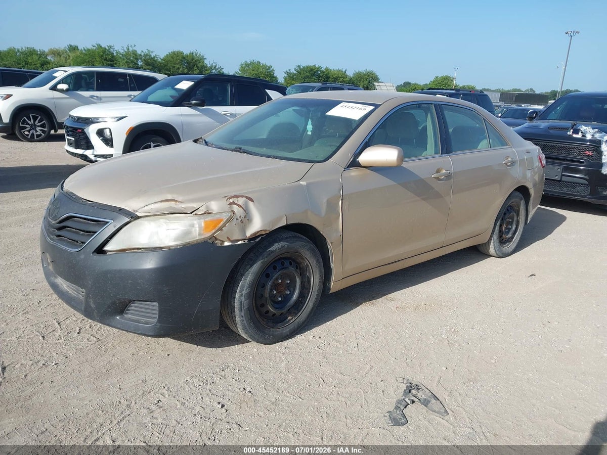 2010 TOYOTA CAMRY LE — снимка 2