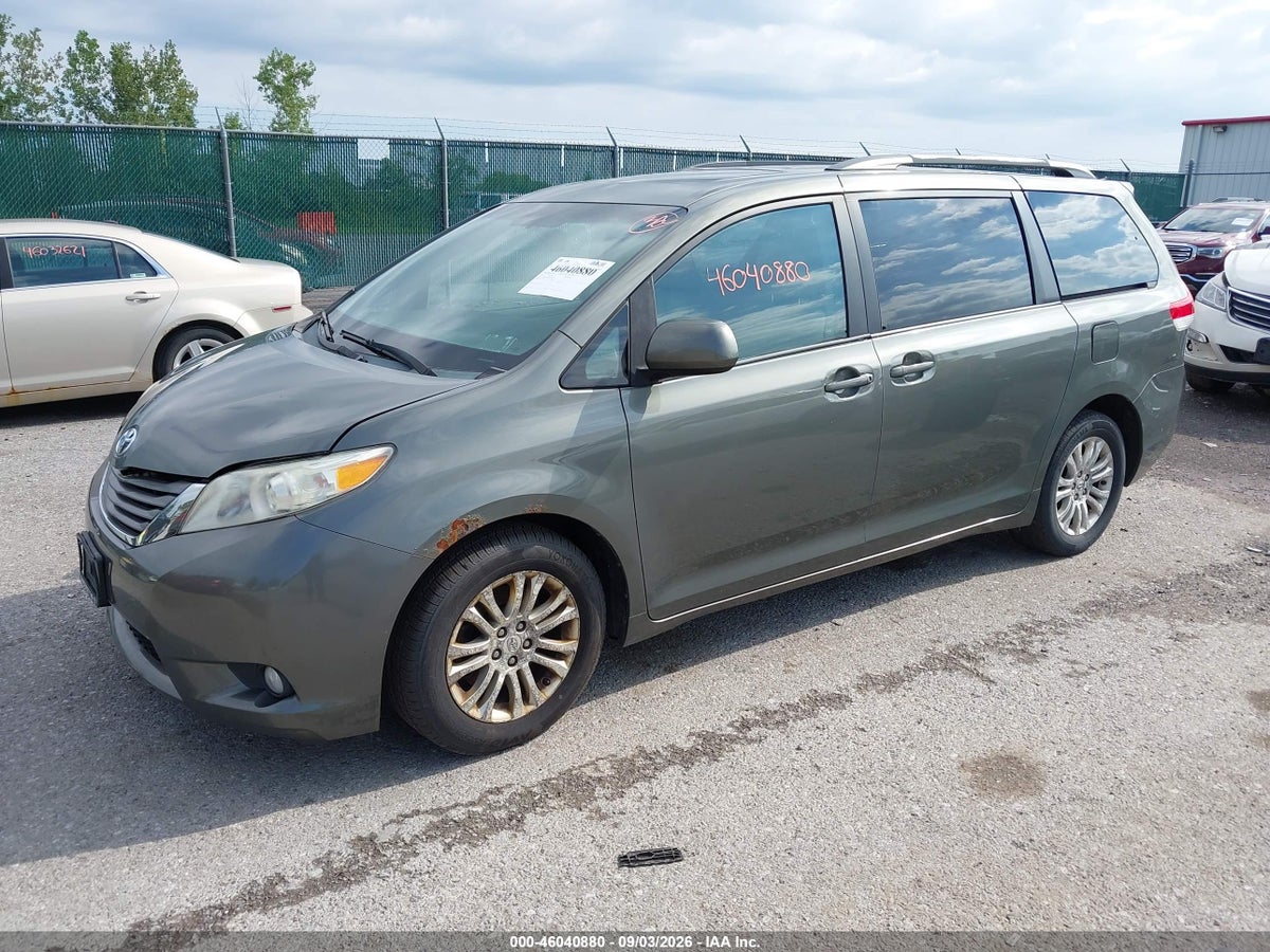 2011 TOYOTA SIENNA XLE V6 — снимка 2