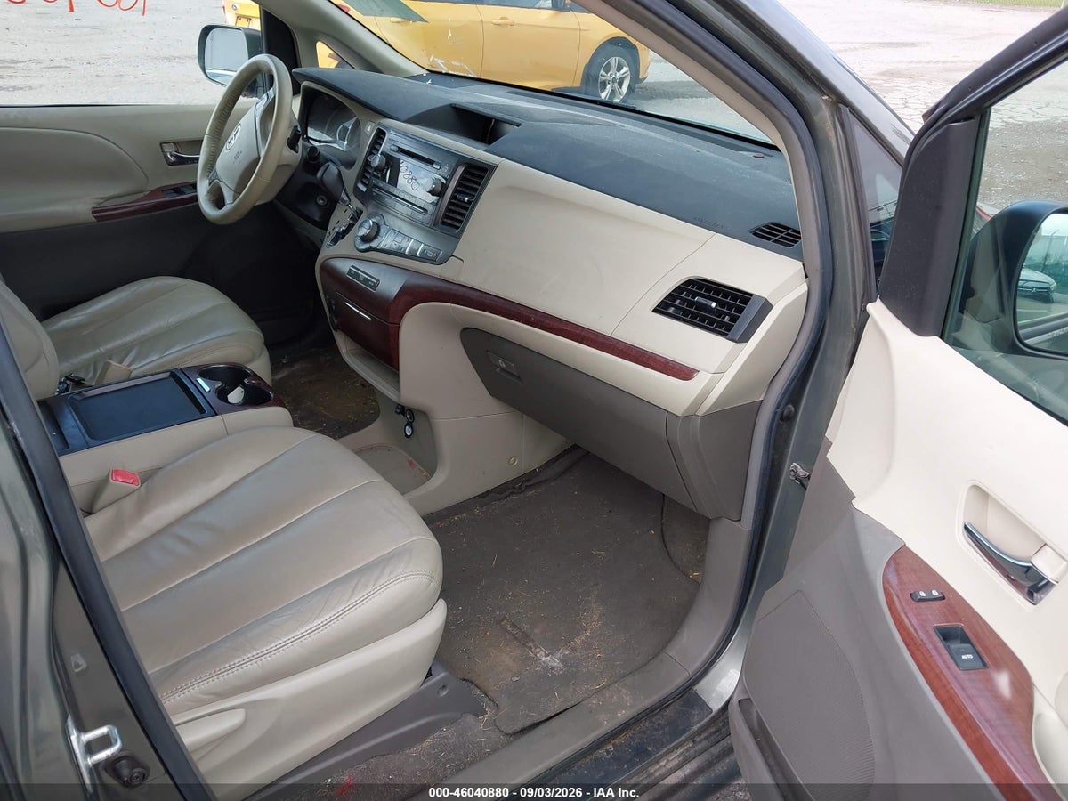 2011 TOYOTA SIENNA XLE V6 — снимка 5