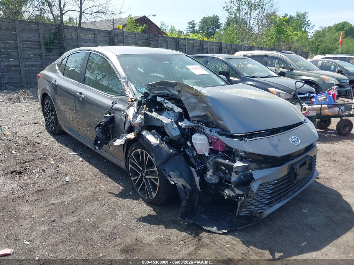 2025 TOYOTA CAMRY XLE