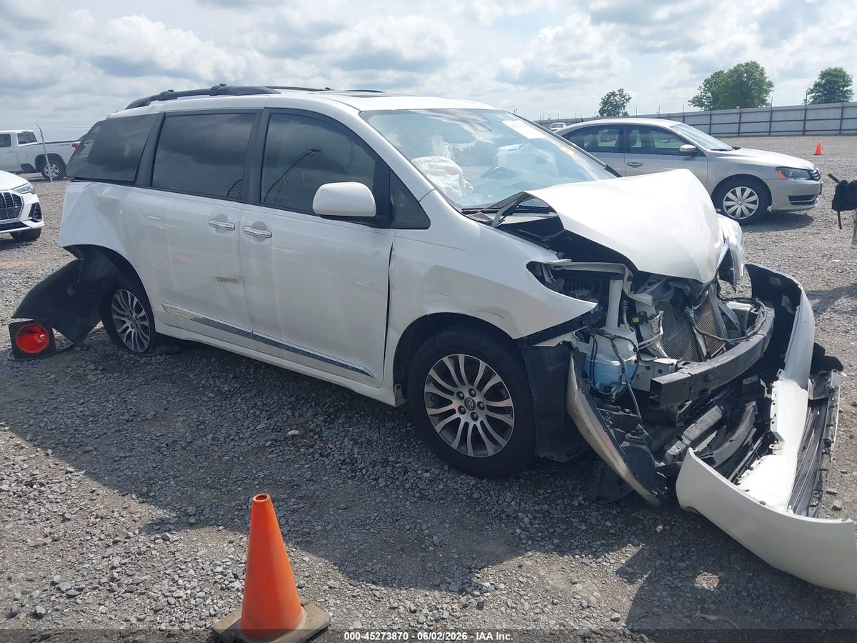 2019 TOYOTA SIENNA XLE 8 PASSENGER