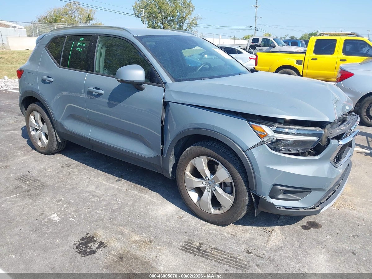 2022 VOLVO XC40 T5 MOMENTUM
