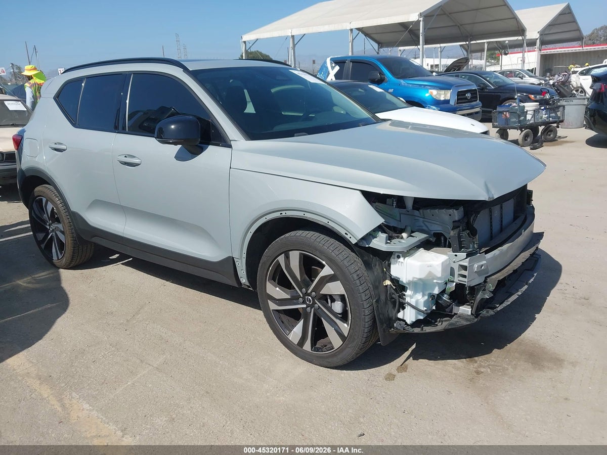 2024 VOLVO XC40 B5 ULTIMATE DARK THEME