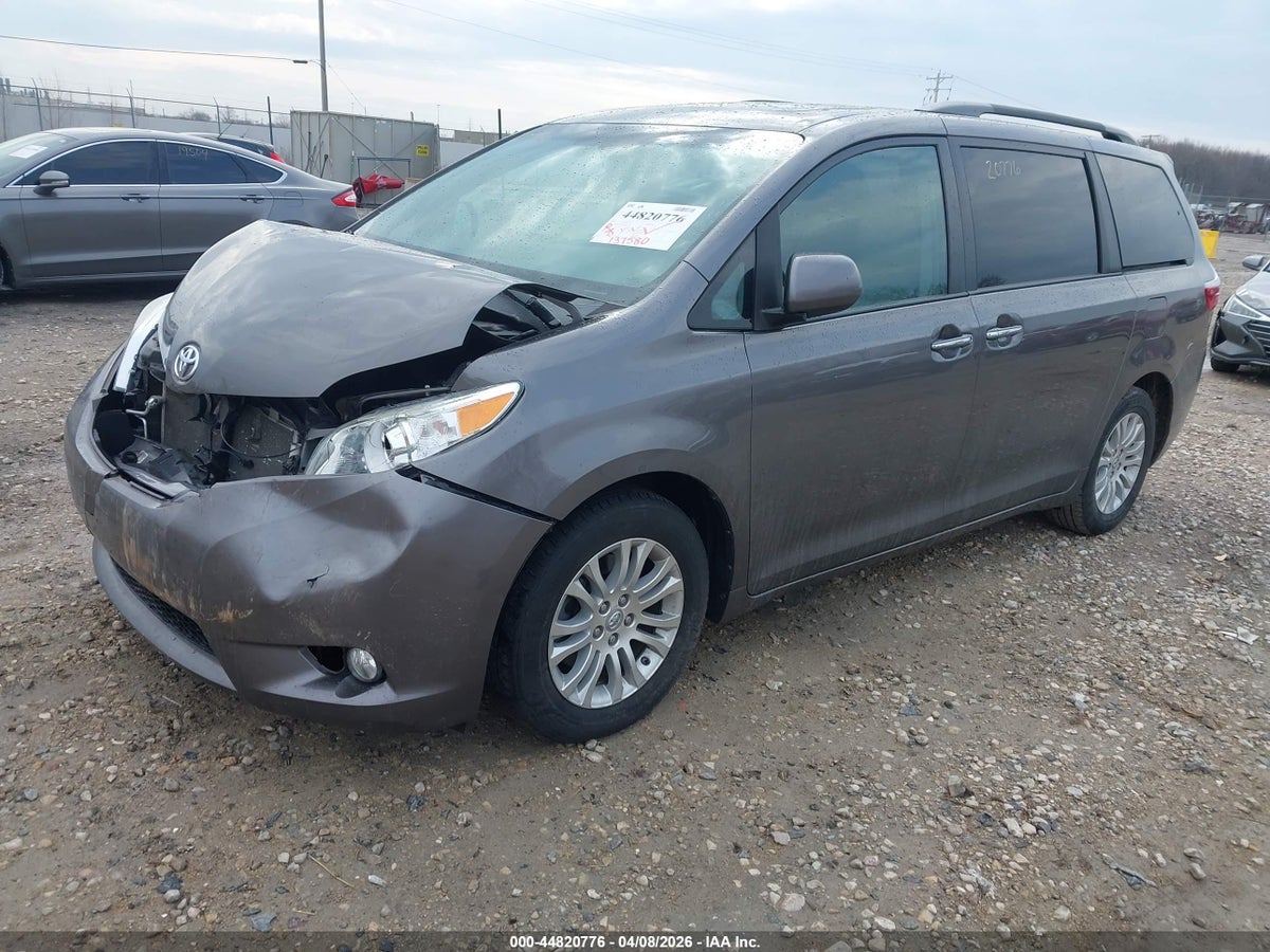 2017 TOYOTA SIENNA XLE 8 PASSENGER — снимка 2