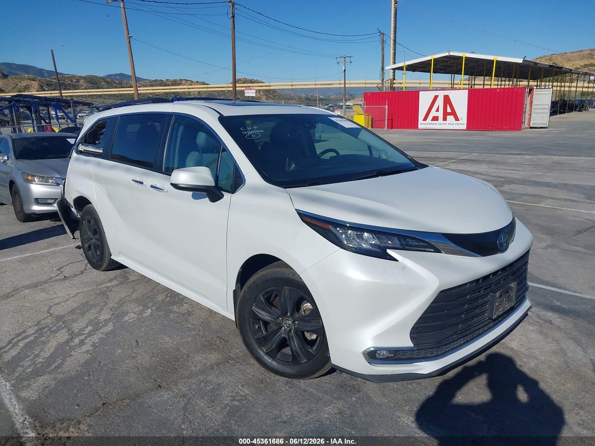 2022 TOYOTA SIENNA XLE