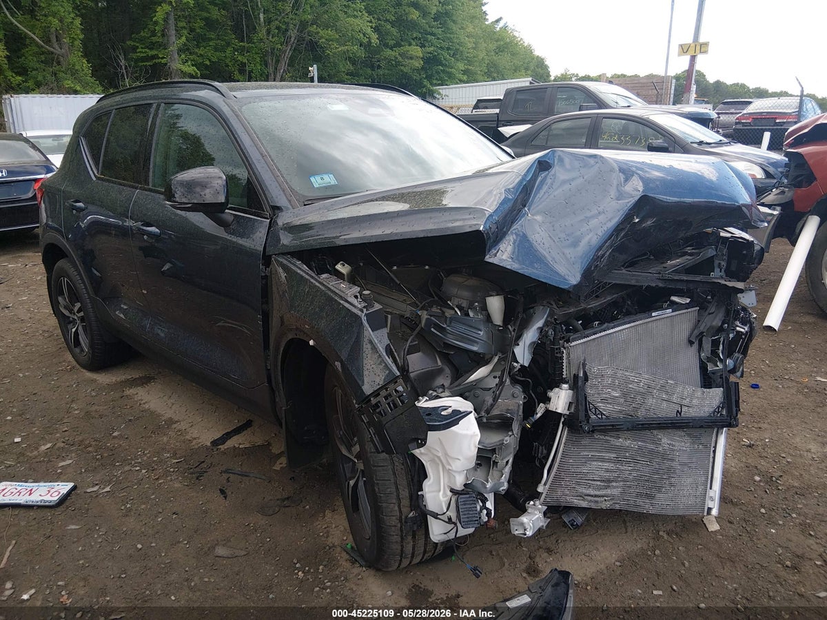 2026 VOLVO XC40 CORE, B5 AWD GAS (MILD HYBRID), DARK