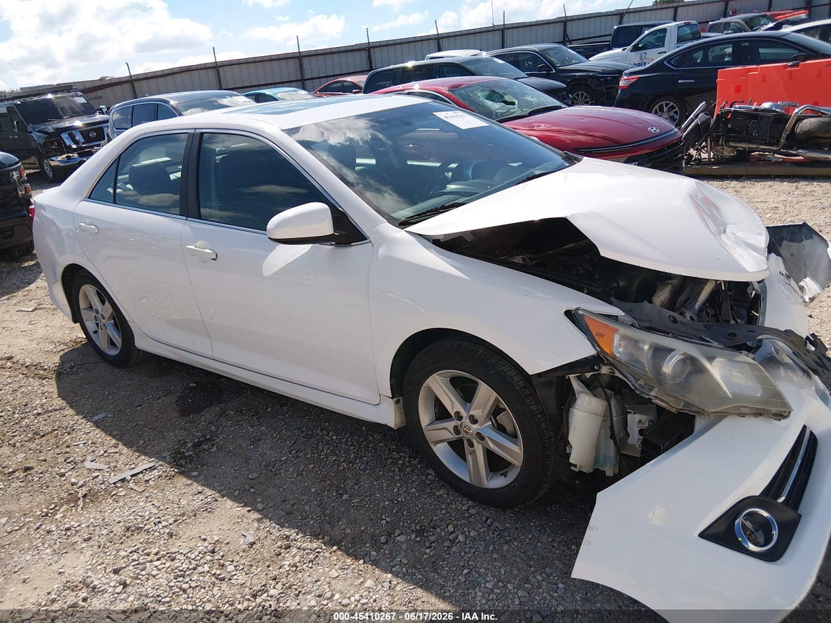 2014 TOYOTA CAMRY SE