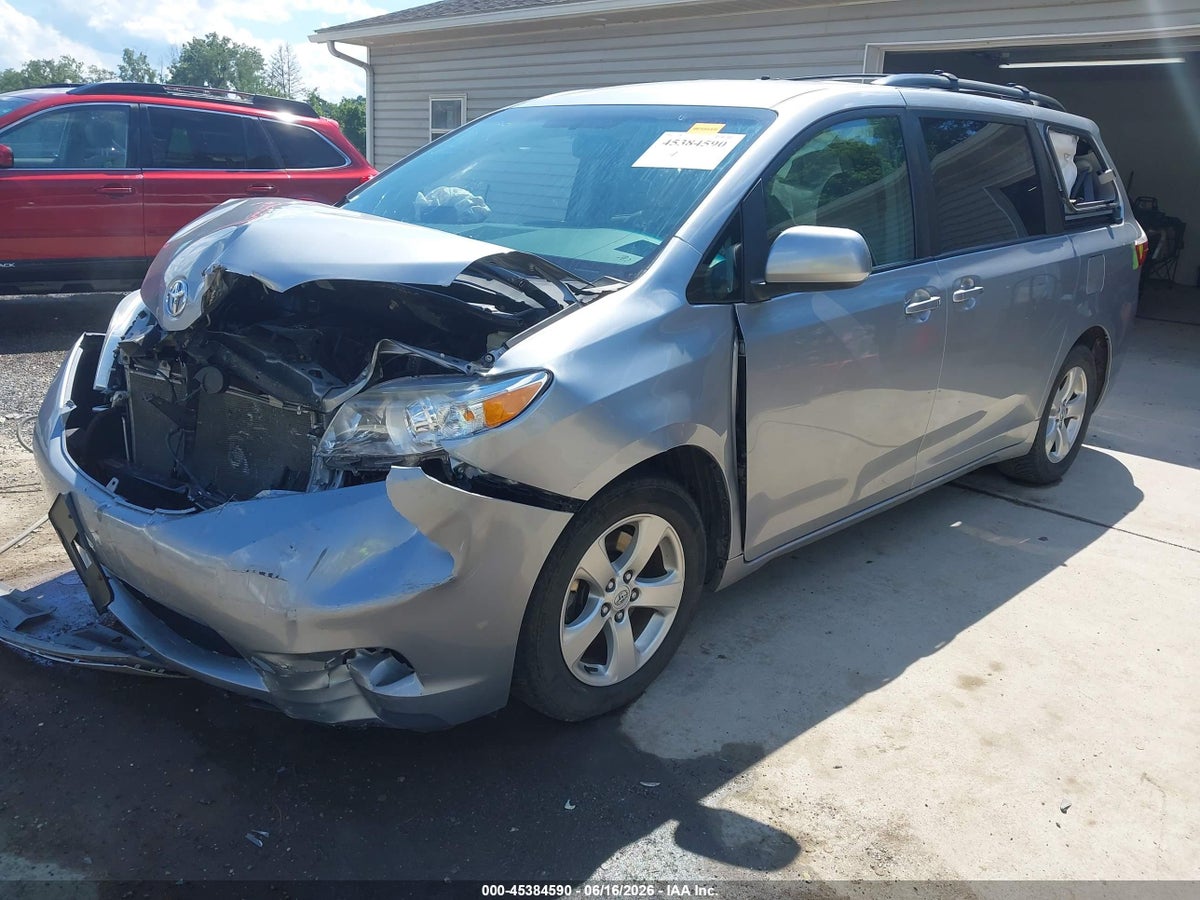 2017 TOYOTA SIENNA LE 8 PASSENGER — снимка 2