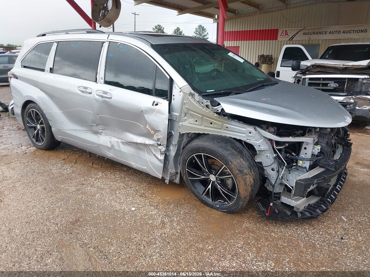 2021 TOYOTA SIENNA XLE