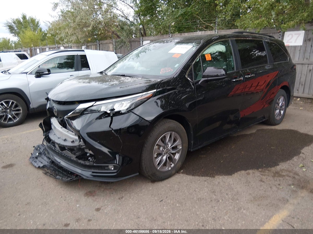 2026 TOYOTA SIENNA XLE — снимка 2