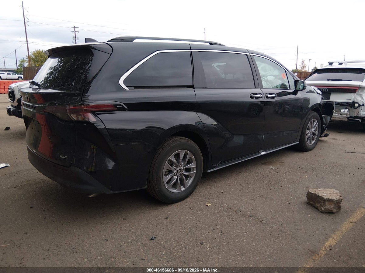 2026 TOYOTA SIENNA XLE — снимка 4